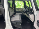 大きな窓から光が入り、運転席まわりまで見通しのよい空間です。座面と背もたれには落ち着いた色合いのシートを採用し、乗り降りもしやすい開口部で、毎日の移動を快適にお使いいただけます。