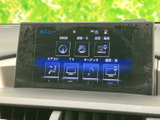 目的地や情報、設定、エアコンなどの項目が一画面にまとまり、必要なメニューを見つけやすい構成です。操作内容を確認しながら、車内の設定に活用できます。