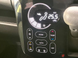 【オートエアコン】一度お好みの温度に設定すれば、車内の温度を検知し風量や温度を自動で調整。暑い&hellip;寒い&hellip;と何度もスイッチ操作をする必要はありません。快適な車内空間には必須の機能ですね♪