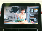 画面にテレビ映像が表示され、停車中のひとときに番組を楽しめます。音源メニューとは別に映像を視聴できるため、休憩時など車内で過ごす時間をより快適に活用したい方におすすめです。
