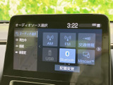 AM・FMに加え、USBやBluetoothなど複数のオーディオソースを選べる画面です。好みに合わせて音楽やラジオを楽しめ、音源の切り替えも画面上で確認しながら行えます。