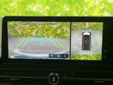画面には後方映像と車両周囲の俯瞰表示が並び、駐車時の周辺確認をサポート。映像を見ながら位置を把握でき、狭い場所での駐車にも役立ちます。