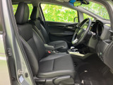 前席は座面と背もたれにゆとりを感じる形状で、運転席まわりも見渡しやすい配置です。窓からの視界も確保され、日常の移動を快適に過ごせます。