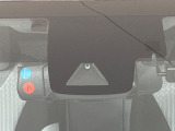 【プリクラッシュセーフティ】前方の車両等を検知し、衝突しそうな時は警報で注意を促し、ブレーキを踏む力をサポート。ブレーキを踏めなかった場合は衝突被害軽減ブレーキが作動、衝突回避をサポートします。