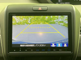 画面に後方の映像とガイドラインが表示され、駐車時の周囲確認をサポートします。モニターで状況を見ながら、車庫入れや切り返しを進められます。