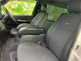 前席は運転席と助手席が並び、中央にはアームレストを備えた落ち着きのある空間です。着座した際に前方を見渡しやすく、運転する方も助手席の方もゆったり過ごしていただけます。