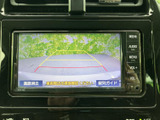 後方の映像に加えてガイド線も表示され、駐車時に車両と周囲との位置関係を確認しやすい構成です。後退時の目視確認を補助し、駐車スペースへ入れる際の安心感につながります。