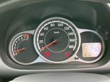 速度計や回転計、右側の表示部がまとまっており、運転中に必要な情報を視線移動を抑えて確認しやすい配置です。表示をひと目で把握しやすく、日々の運転をサポートします。