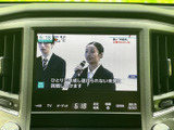 画面からテレビ番組を確認でき、ナビやオーディオの案内にも使える一体型の操作部。目的に応じて表示を切り替えられ、日々の移動をサポートします。