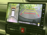 車両周辺を俯瞰した映像と後方の映像を画面で確認でき、駐車時の周囲確認をサポートします。目安となるラインも表示されるため、後退時に位置を把握しやすく安心です。