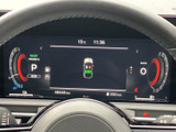 運転席前のデジタルメーターには速度やシフト位置、航続可能距離などが表示され、走行に必要な情報を確認しやすい構成です。表示がまとまり、日々の運転を支える見やすい計器まわりです。