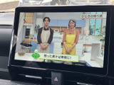 テレビ番組を画面で視聴でき、停車中の待ち時間にも活用いただけます。画面上に番組映像や字幕が表示され、車内で過ごす時間の楽しみを広げてくれる装備です。