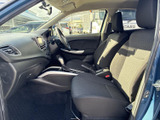 前席は視界が広く、運転席から前方や周囲を確認しやすいレイアウトです。シートは落ち着いた色合いで、助手席にもゆったり座れる空間があり、毎日の移動を快適にお過ごしいただけます。