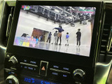 テレビ映像を画面で楽しめる装備です。停車中の休憩や待ち時間に番組を視聴でき、車内で過ごすひとときを充実させてくれます。日常のさまざまな場面で活用いただけます。