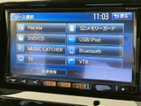 FM・AMやCDのほか、USB、Bluetoothなど複数の音源が選べる画面です。使いたいソースを一覧から確認でき、日々の移動に合わせて音楽を楽しめます。