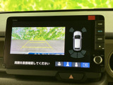 後方の映像に加えて進路の目安となるガイド線も表示され、駐車時の位置合わせをサポートします。周囲の状況を画面で確認しながら、バックでの駐車や切り返しを行いたい場面に便利です。