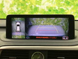車両後方の映像に加えて周囲を上から捉えた表示もあり、駐車時の位置確認をサポートします。ガイド表示を参考にしながら、周囲を直接確認して操作できます。