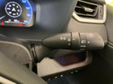 ステアリング脇に備わるレバーは表示が見やすく、運転席から位置を確認しやすい配置です。周辺の操作部とまとまっており、日常の運転で必要な機能に手が届きやすくなっています。