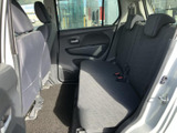 後席は座面が広く、窓からの採光も感じられる落ち着いた空間です。前席との間にも足元のスペースが確保され、同乗者がゆったり過ごしやすい配置。左右のシート形状も見渡しやすく安心です。