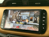 テレビ番組を楽しめる画面を備え、停車中の待ち時間も車内で過ごしやすくなります。画面には番組映像が表示され、音声とともに視聴できるため、休憩時の気分転換にも便利です。