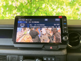 テレビ番組を画面で視聴でき、停車中の待ち時間を過ごす際にも活用できます。番組情報も表示されるため内容を確認しやすく、車内でひと息つきたい場面に便利な装備です。