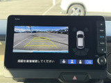 車両後方の映像と周囲の表示を確認でき、駐車時に後方や周辺の状況を把握するのに役立ちます。画面上のガイドも目安にでき、車庫入れや切り返しの際に心強い装備です。