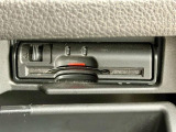 【ETC】有料道路を利用する際に料金所で停止することなく通過できる、ETC車載器(ノンストップ自動料金収受システム機器)が装備されています。セットアップを行うことで利用可能になります。
