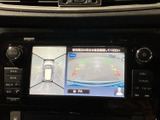 車両周辺を映す画面と俯瞰表示を切り替えて確認でき、駐車時の周囲確認をサポートします。ガイド表示も備わり、モニター上で車両と周囲の位置関係を把握しやすい構成です。