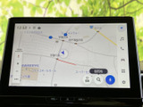 画面上で地図を確認しながら、目的地検索や音声操作などにもアクセスしやすい構成です。画面脇の案内表示も見やすく、移動中に必要な情報を把握しやすい装備です。