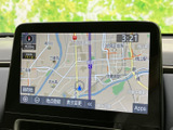画面に地図と周辺の道路情報が表示され、目的地や現在地を確認しやすい仕様です。縮尺や表示の切り替えにも対応し、初めての場所へ向かう際のルート確認をサポートします。