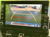 画面には車両後方の映像とガイドラインが表示され、駐車時の後方確認をサポートします。周囲の状況を画面で確かめながら操作でき、駐車に不慣れな方にも心強い装備です。
