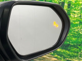 【ブラインドスポットモニター】走行中、ドアミラーの死角になりやすい箇所に後続車が接近するとサイドミラーのレンズに警告を表示!ドライバーに注意喚起をしてくれます。