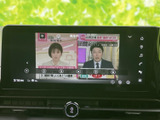放送番組を画面で確認でき、停車中のちょっとした待ち時間にも活用できます。表示が大きく、番組の内容を把握しやすいのも便利なポイントです。