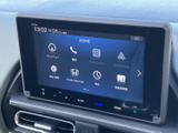 大画面にメニューが見やすく表示され、ナビや電話、音楽連携などの項目を確認できます。画面上のアイコンから目的の機能を選びやすく、日々の移動中も情報をまとめて扱えます。