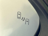 【ブラインドスポットモニター】走行中、ドアミラーの死角になりやすい箇所に後続車が接近するとサイドミラーのレンズに警告を表示!ドライバーに注意喚起をしてくれます。
