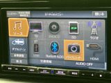 音楽ソースがアイコンで並び、使いたい項目を画面から選びやすい構成です。ラジオや各種メディアに対応したメニューを備え、日常の移動時間に合わせて楽しめます。