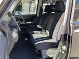 明るい色味を組み合わせたシートが、室内に落ち着いた印象を添えます。運転席から前方を見渡しやすく、助手席との距離感もゆとりがあり、日常の移動を心地よく支えます。