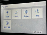 目的地やオーディオ、各種情報へメニューからアクセスでき、使いたい項目を画面で選べます。運転中も必要な機能を確認しやすく、日々の移動をサポートします。