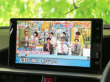 画面にテレビ番組が表示され、停車中に映像やテレビを視聴できます。休憩時間などに車内で過ごす際、番組を見ながら気分転換できるのがうれしいポイント。日常の待ち時間にも活用いただけます。
