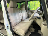 運転席まわりには十分なスペースがあり、大柄な方でもゆったり運転していただける環境です。