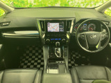 運転席まわりはメーターや中央画面が視線の届きやすい位置にまとまり、前方を確認しやすいレイアウトです。シートや足元もゆとりがあり、落ち着いて過ごせます。