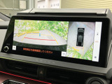 後方の映像に加え、車両周囲を上から捉えた表示も確認できます。駐車時に周囲や進路の目安を把握しやすく、画面を見ながら慎重に操作したい場面で役立ちます。