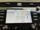 AM・FMや交通情報に加え、Bluetoothなど複数の音源を選べる画面を備えています。表示が整理されており、聴きたい音源を確認しながら選びやすく、日々の移動時間を快適に過ごすのに役立ちます。