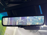 【デジタルインナーミラー】後席の大きな荷物や同乗者で後方が確認しづらい時でも安心!カメラが撮影した車両後方の映像をルームミラー内に表示。クリアな視界で状況の確認が可能です!