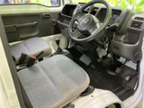 運転席まわりを見渡しやすく、座席や足元にもゆとりを感じる室内です。ドア側から乗り降りしやすく、毎日の仕事や移動にも使いやすい空間です。