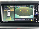 車両後方の映像と俯瞰イメージを画面で確認でき、駐車時の周囲確認をサポートします。ガイド線も表示されるため、後退時の位置合わせに役立つ便利な装備です。