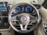インテリアに合わせたデザインのステアリングは、運転される方のことも考え、運転しやすい形状、大きさです。是非一度、実際に触ってお確かめください。