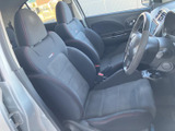 前席はゆったりとした形状のシートで、運転席と助手席それぞれに座りやすい空間が広がります。窓からの見通しも得られ、乗り降りの際にも車内を確認しやすい印象です。