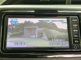 テレビ番組を表示できる画面を備えており、停車中の休憩時間に映像を視聴できます。画面と周辺の操作ボタンがまとまっていて、使いたい機能を確認しやすい構成です。