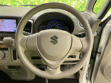手に取りやすい形状で、運転席まわりに自然になじむステアリングです。メーターの視認性も保たれ、運転姿勢を整えながら日常の運転を快適にサポートします。